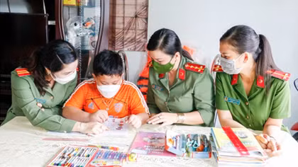 Can Tho policewomen join “Godmother” program in support of orphans