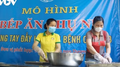 Women of Hanoi offer free meals for frontline workers during COVID-19 fight
