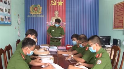 Police in a ward of Tam Ky city ensure security during pandemic