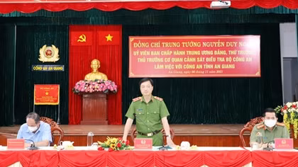 Deputy Minister Nguyen Duy Ngoc works with An Giang Police Department