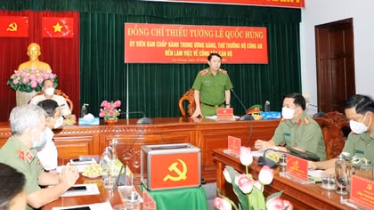 An Giang police contribute positively to local COVID-19 prevention and control