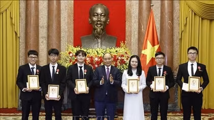 President presents Labour Order to int’l Olympiad winners
