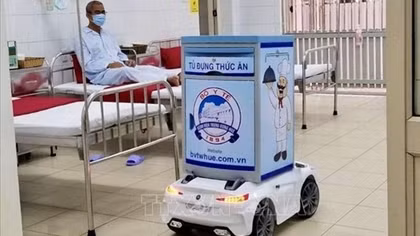 Robots used to help COVID-19 patients in HCMC's hospitals