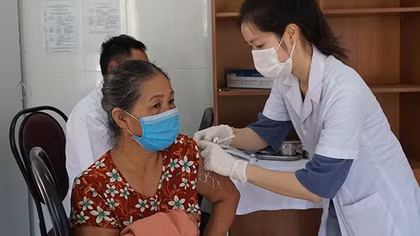 Ethnic minority people in Central Highlands province get COVID-19 shots