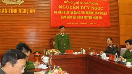 Deputy Minister Nguyen Duy Ngoc works with Nghe An police