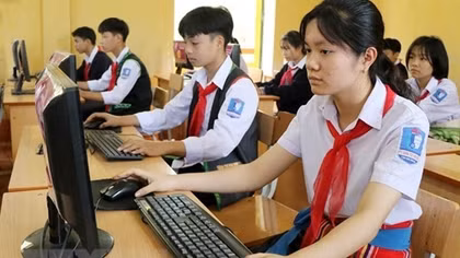 Lam Dong police support computers to poor students