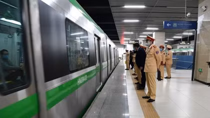 Police take measures to ensure security for Cat Linh - Ha Dong metro line