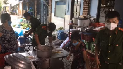 Local police in HCM City offer free meals to medical workers and poor COVID-19 patients