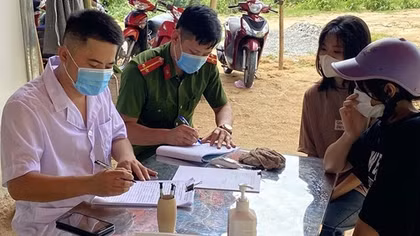 Muong Lat police ensure security and order while fighting pandemic
