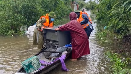 Quang Binh police conduct natural disaster relief