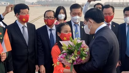 NA Chairman Vuong Dinh Hue begins India visit