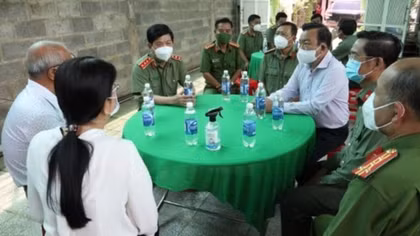 Deputy Minister Nguyen Van Son visits family of deceased policeman