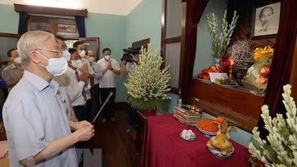 Party leader pays tribute to President Ho Chi Minh on National Day