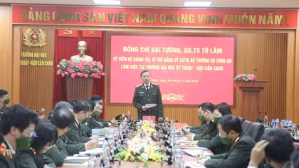 Minister To Lam works with Public Security University of Technology and Logistics