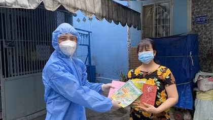Book giving program helps relieve people in quarantine areas