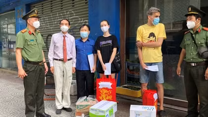 Ho Chi Minh City’s police active in supporting foreigners during COVID-19