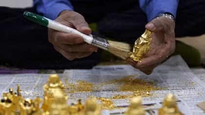 Hanoi preserves Kieu Ky gilding craft
