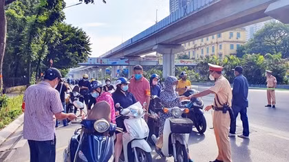 Hanoi deploys 6 mobile interdisciplinary teams to control travellers