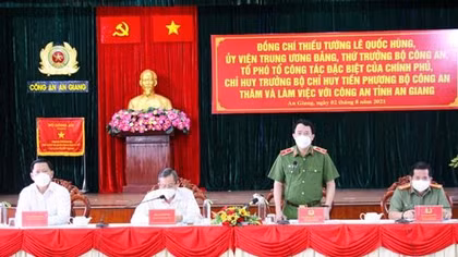 Deputy Minister Le Quoc Hung worked with An Giang police on COVID-19 prevention and control