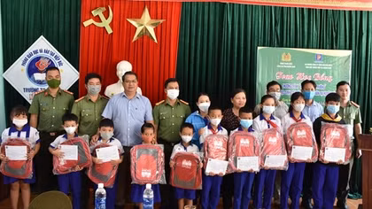 Youths of Quang Nam police present gifts to poor students