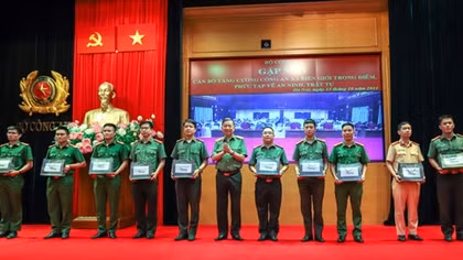Minister To Lam meets 400 officers reinforced to key border communal posts