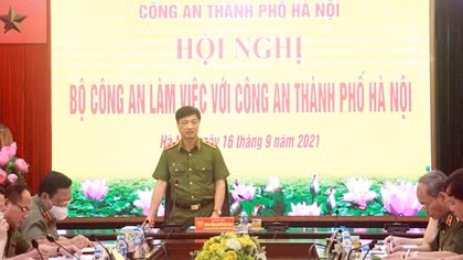 Deputy Minister Nguyen Duy Ngoc works with Hanoi Police on crime prevention and control