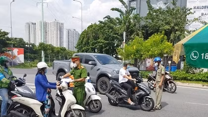 Districts in HCMC go on right track to controlling COVID-19
