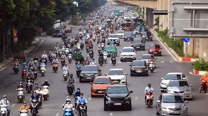 Hanoi streets crowded again after social distancing eased