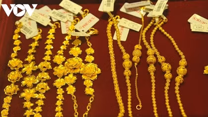 Domestic gold prices rise to one-year high of VND58 million per tael