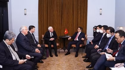 PM Pham Minh Chinh hosts business, university leaders in UK