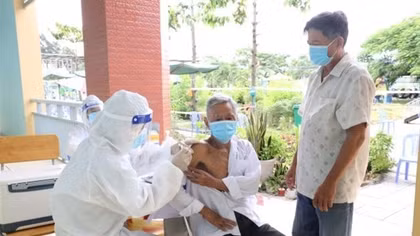 Tay Ninh medical police force carries out vaccination program for local people