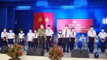 Major General Le Tan Toi attends great national unity festival in Long An