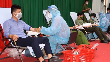500 police officers and soldiers in Vinh Long join blood donation campaign