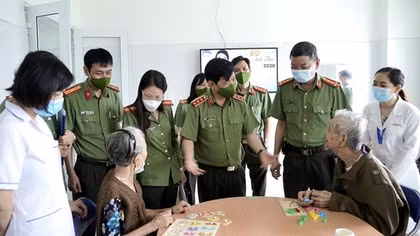 Deputy Minister Nguyen Van Son works with Da Nang Municipal Police Department and Hospital 199