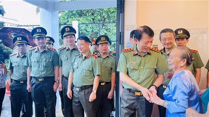 Minister Luong Tam Quang visits policy beneficiary families in Tay Ninh