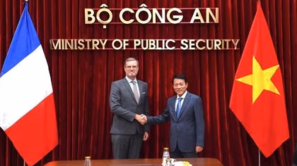 Minister Luong Tam Quang hosts French Ambassador