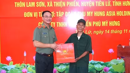 Deputy Minister Pham The Tung hands over “Great Unity” house to people with meritorious services