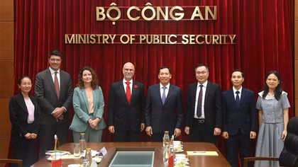 Deputy Minister Le Van Tuyen hosts Canadian Ambassador