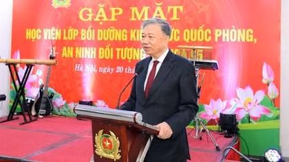 Minister To Lam meets trainees of defense-security refresher course