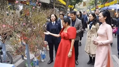 Vietnamese, Philippine first ladies tour Hanoi Old Quarter’s traditional flower market