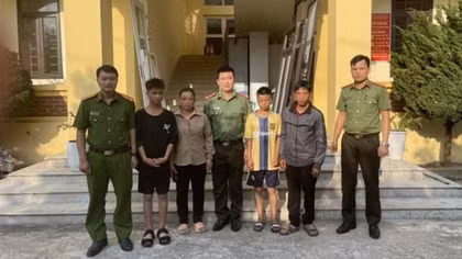 Policemen successfully find relatives of two wandering Hmong boys
