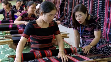 Ta Oi ethnic minority keep traditional brocade weaving alive
