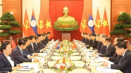 Top leaders of Vietnam and Laos hold talks in Hanoi