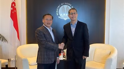 Deputy Minister Nguyen Van Long visits Singapore