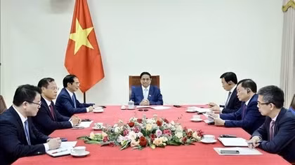 Vietnam’s Government leader holds phone talks with new PM of Singapore
