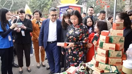 Foreign diplomats join friendship spring tour in Hanoi