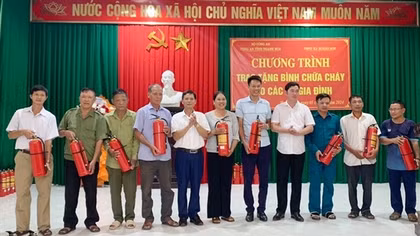 Thanh Hoa police present fire extinguishers to disadvantaged family