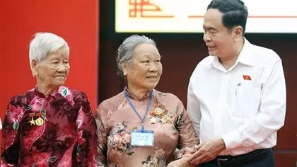 NA Chairman gives gifts to revolution contributors in Hau Giang