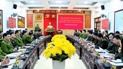 Deputy Minister Le Quoc Hung works with Ninh Binh Provincial Police Department