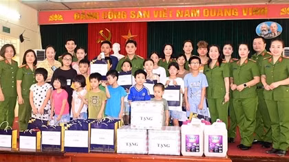 Hai Phong police present gifts to disadvantaged children